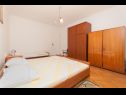 Apartementen Zri - low-cost and spacious: A1(6+2) Biograd - Riviera Biograd  - Appartement - A1(6+2): slaapkamer