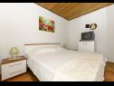Apartementen Lile - 30 m from beach: A2(4) Postira - Eiland Brac  - Appartement - A2(4): slaapkamer
