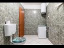 Apartementen Brane - Economy Apartments: A1(4), A2(2) Postira - Eiland Brac  - Appartement - A1(4): badkamer met toilet