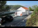 Apartementen Mira - beautiful sea view: A1 Daniel (4), SA Jelena1 (2) Pucisca - Eiland Brac  - parkeerplaats
