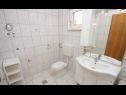 Apartementen Slav - free barbecue: A1(4) Supetar - Eiland Brac  - Appartement - A1(4): badkamer met toilet