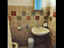 Apartementen Brti - 250 m from beach: A1 PLAVI(2), A2 SMEĐI(2) Supetar - Eiland Brac  - Appartement - A1 PLAVI(2): badkamer met toilet