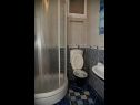 Apartementen Val - 300 m to the beach: SA1 (2+1), A2(5+2) Supetar - Eiland Brac  - Appartement - A2(5+2): badkamer met toilet
