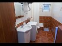 Apartementen Ivica - 150 m from sea: A1(7), A2(4) Mastrinka - Eiland Ciovo  - Appartement - A1(7): badkamer met toilet