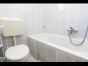 Apartementen Sima - 100m from beach: A1(4+1), A2(2+2), A3(4+2), A4 (2+2) Mastrinka - Eiland Ciovo  - Appartement - A1(4+1): badkamer met toilet