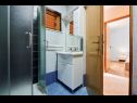 Apartementen Antonia - 270m to sea: A4 Green(2+2), SA2 Silver(2), A1Blue(2), SA3 Gold(2) Mastrinka - Eiland Ciovo  - Appartement - A1Blue(2): badkamer met toilet