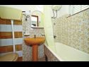 Apartementen Hazi 1 - 150m from sea: A1 Trogir(4+2), A2 Mastrinka(4+2) Mastrinka - Eiland Ciovo  - Appartement - A2 Mastrinka(4+2): badkamer met toilet