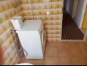 Apartementen Doktor - sea view; A2(9) Mastrinka - Eiland Ciovo  - Appartement - A2(9): badkamer met toilet