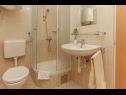 Vakantiehuizen Dupla - with pool H(8) Okrug Donji - Eiland Ciovo  - Kroatië  - H(8): badkamer met toilet