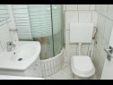 Apartementen Kristina - with parking : A1(4+1) Okrug Gornji - Eiland Ciovo  - Appartement - A1(4+1): badkamer met toilet