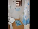 Apartementen Mirja - 100m from the beach & parking: A1(4)-Donji, A2(6+2)-Gornji Okrug Gornji - Eiland Ciovo  - Appartement - A2(6+2)-Gornji: badkamer met toilet