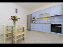 Apartementen Ljuba - nice garden: A2(4+1) Plavi, A4(8+1), A1(2+2) Okrug Gornji - Eiland Ciovo  - Appartement - A4(8+1): keuken en eetkamer