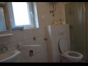 Apartementen Mara - 70m from the sea A2(4+1), A3(4+1), A4(2+1), A1(2+1) Okrug Gornji - Eiland Ciovo  - Appartement - A1(2+1): badkamer met toilet