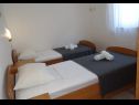 Apartementen Mara - 70m from the sea A2(4+1), A3(4+1), A4(2+1), A1(2+1) Okrug Gornji - Eiland Ciovo  - Appartement - A2(4+1): slaapkamer
