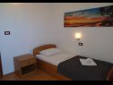 Apartementen Mara - 70m from the sea A2(4+1), A3(4+1), A4(2+1), A1(2+1) Okrug Gornji - Eiland Ciovo  - Appartement - A3(4+1): slaapkamer