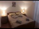 Apartementen Antonia - 5 m from sea : A4 (2+2), A5 (2+2) Okrug Gornji - Eiland Ciovo  - Appartement - A4 (2+2): slaapkamer
