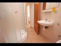 Apartementen Brane - 100m from the beach: A1 Ana (4+1), A2 Damira (4+1) Okrug Gornji - Eiland Ciovo  - Appartement - A1 Ana (4+1): badkamer met toilet