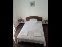 Apartementen Biserka - 50 m from beach : A1(2+1), A2(2+1), A3(2+1), A4(6), A5(4), A6(4) Okrug Gornji - Eiland Ciovo  - Appartement - A4(6): slaapkamer