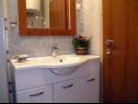 Apartementen Aurelius - relaxing with gorgeous view A1 Luce (4+2), A2 Marin(2+2), A3 Maja(4+2), A4 Duje(2+2) Okrug Gornji - Eiland Ciovo  - Appartement - A1 Luce (4+2): badkamer met toilet
