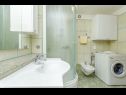 Apartementen Ljuba - nice garden: A2(4+1) Plavi, A4(8+1), A1(2+2) Okrug Gornji - Eiland Ciovo  - Appartement - A1(2+2): badkamer met toilet