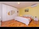 Apartementen Ljuba - nice garden: A2(4+1) Plavi, A4(8+1), A1(2+2) Okrug Gornji - Eiland Ciovo  - Appartement - A1(2+2): slaapkamer