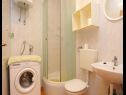 Apartementen Rosa - with parking : A1(3+1), SA2(3), A3(6) Slatine - Eiland Ciovo  - Appartement - A1(3+1): badkamer met toilet