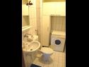Apartementen Eden - 30m from the sea A1(4+2), A2(2+2) Slatine - Eiland Ciovo  - Appartement - A1(4+2): badkamer met toilet