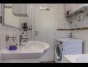 Apartementen Mir - with terrace : A1(6) Crikvenica - Riviera Crikvenica  - Appartement - A1(6): badkamer met toilet