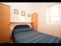 Apartementen Miro - 300 m from sea: A1 Plavi(2+2), A2 Crveni(2+2), A3 Zeleni(2+2) Jadranovo - Riviera Crikvenica  - Appartement - A1 Plavi(2+2): slaapkamer