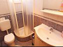 Apartementen Marija - free parking A1(8), Crveni (2+1), Naranca (2), Zeleni (2) Hvar - Eiland Hvar  - Studio-appartment - Zeleni (2): badkamer met toilet