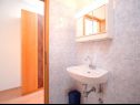 Apartementen Josi - 200 m from sea: SA1(2), SA2(2), SA3(2), A5(4), SA6(2), A7(4) Vrboska - Eiland Hvar  - Appartement - A7(4): badkamer met toilet