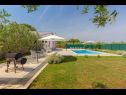 Vakantiehuizen Berto - with pool: H(4+2) Pomer - Istrië  - Kroatië  - grasveld