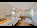 Vakantiehuizen Klo - with pool : H(8) Valtura - Istrië  - Kroatië  - H(8): badkamer met toilet