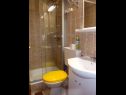 Apartementen en kamers Ivo - 20m from the sea: A1(2), A2(2), A3(2+2), A4(2+2) Racisce - Eiland Korcula  - Appartement - A1(2): badkamer met toilet