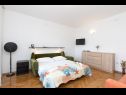 Apartementen Kate - 100 m from beach : A1(2+3), A2(2+1) Malinska - Eiland Krk  - Appartement - A1(2+3): slaapkamer