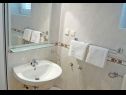 Apartementen Vlado - 300 m from pebble beach: SA1(2+1), SA2(2), A3(2+2), SA4(2+1), A5(2+2), SA6(2) Njivice - Eiland Krk  - Studio-appartment - SA6(2): badkamer met toilet