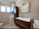 Apartementen Fab - spacious terrace: A1(5+1) Punat - Eiland Krk  - Appartement - A1(5+1): badkamer met toilet