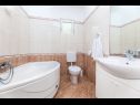 Apartementen Juri A1(2+2), A2(2+2) Vrbnik - Eiland Krk  - Appartement - A1(2+2): badkamer met toilet