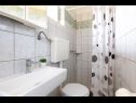 Apartementen SaMa A1(2+1) Vrbnik - Eiland Krk  - Appartement - A1(2+1): badkamer met toilet