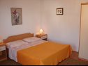 Apartementen Eddie - 80m from the sea A1(4+2), A2(2+1) Baska Voda - Riviera Makarska  - Appartement - A2(2+1): slaapkamer