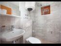 Apartementen Ante M - 100 m from beach: A1(4+2), A2(4+2), C3(2) Brela - Riviera Makarska  - Appartement - A1(4+2): badkamer met toilet