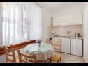Apartementen Ante M - 100 m from beach: A1(4+2), A2(4+2), C3(2) Brela - Riviera Makarska  - Appartement - A2(4+2): keuken en eetkamer