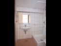 Apartementen Ante M - 100 m from beach: A1(4+2), A2(4+2), C3(2) Brela - Riviera Makarska  - Appartement - C3(2): badkamer met toilet