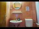 Apartementen Lovre - close to the sea : A1(6), A2(4+1) prizemlje, A3(5) Brela - Riviera Makarska  - Appartement - A1(6): badkamer met toilet