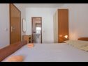 Apartementen Ruze - 200 m from sea : A1(6+1), A2(8+1) Brela - Riviera Makarska  - Appartement - A2(8+1): slaapkamer
