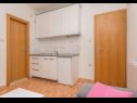 Apartementen Ivi - 100 m from pebble beach: A1(2+2), A2(2+2), A3(2+2), A4(4+4), A5(2+2) Drasnice - Riviera Makarska  - Appartement - A1(2+2): keuken