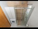 Apartementen Ivi - 100 m from pebble beach: A1(2+2), A2(2+2), A3(2+2), A4(4+4), A5(2+2) Drasnice - Riviera Makarska  - Appartement - A4(4+4): badkamer met toilet