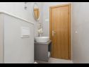 Apartementen Ivi - 100 m from pebble beach: A1(2+2), A2(2+2), A3(2+2), A4(4+4), A5(2+2) Drasnice - Riviera Makarska  - Appartement - A4(4+4): badkamer met toilet