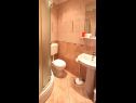 Apartementen Jure - ground floor studio-apartments: SA1(3+1), SA2(2+1) Makarska - Riviera Makarska  - Studio-appartment - SA1(3+1): badkamer met toilet