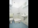Apartementen Željko - spacious and affordable A1(6+2), SA2(2), SA3(2), SA4(2+1) Makarska - Riviera Makarska  - Studio-appartment - SA3(2): badkamer met toilet